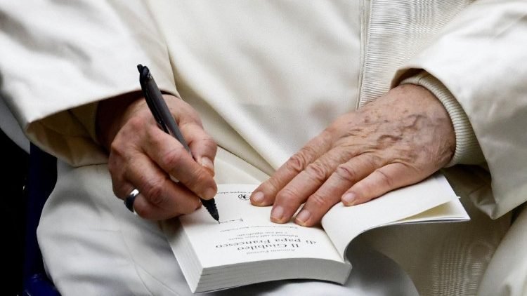 Papa Francisco refletindo sobre literatura