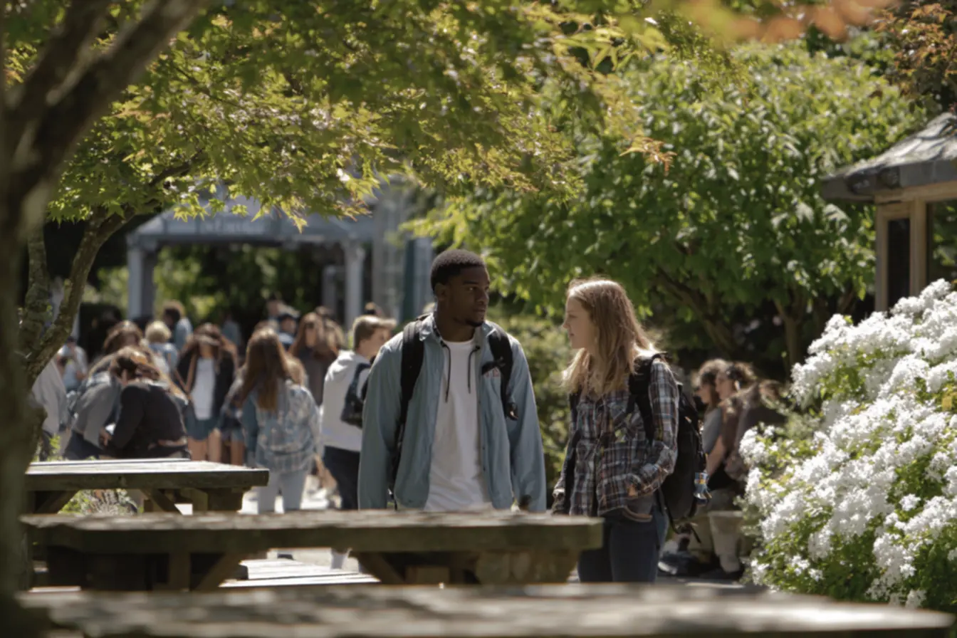 Pessoas estudando e rezando em um ambiente de faculdade católica, mostrando o valor inestimável da fé no conhecimento.