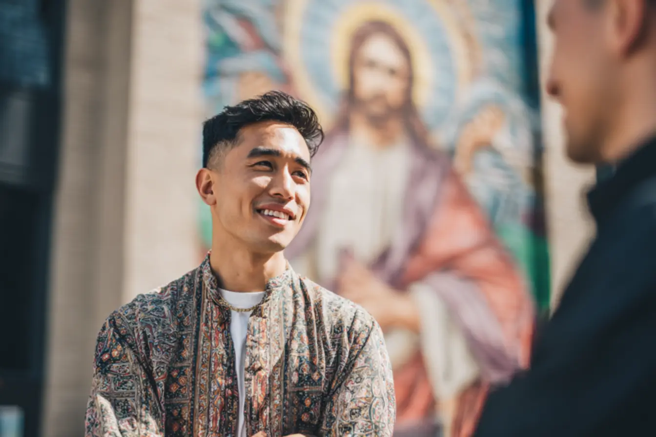 Camisa católica masculina com símbolo religioso