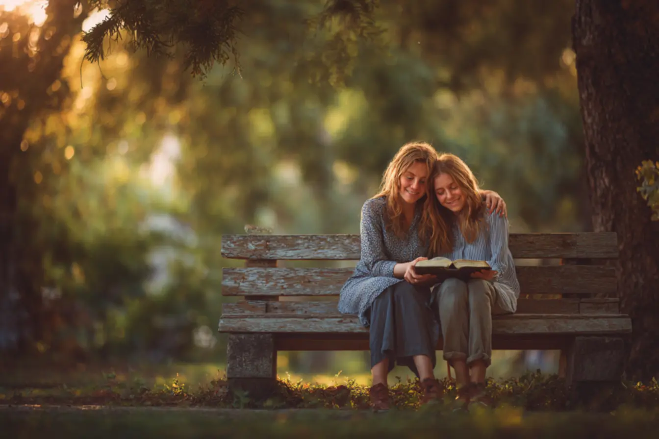 Um grupo de amigos em um momento de união e apoio, simbolizando o que a bíblia diz sobre amizade.